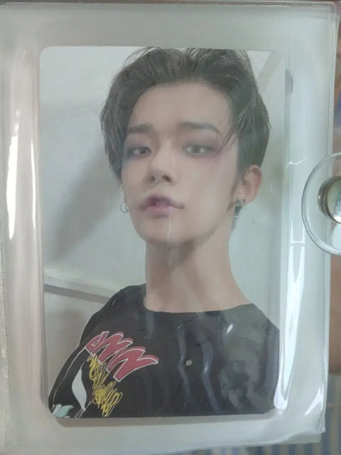 Selling Choi Yeonjun photocards as a set