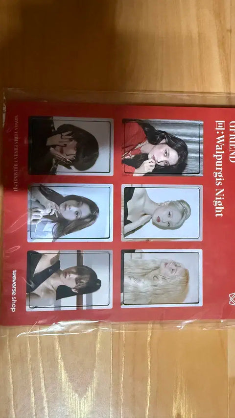 Selling GFRIEND magnets.