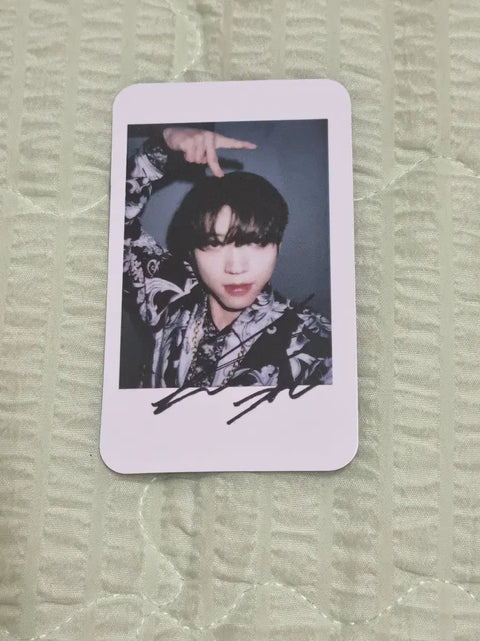 Nam Woo-hyun deling signed polaroid photocard