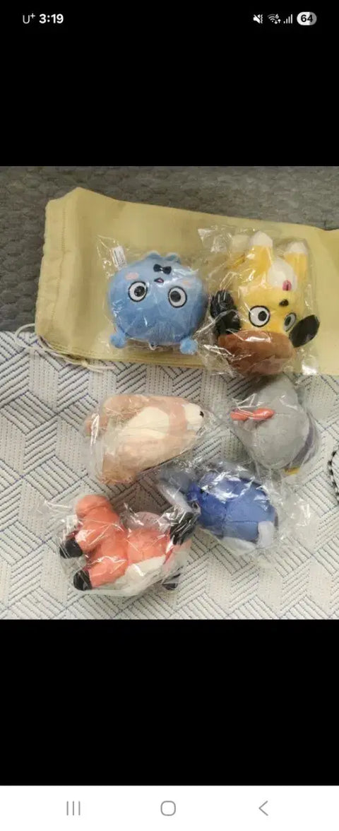 Selling Isegye Idol (ISEGYE IDOL) dolls, including shipping.