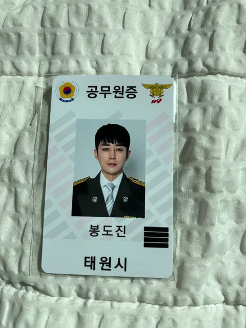 Selling Song Yeop-gyeong's fire station next to police station Bong Do-jin's employee ID card.