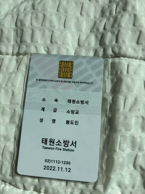 Selling Song Yeop-gyeong's fire station next to police station Bong Do-jin's employee ID card.