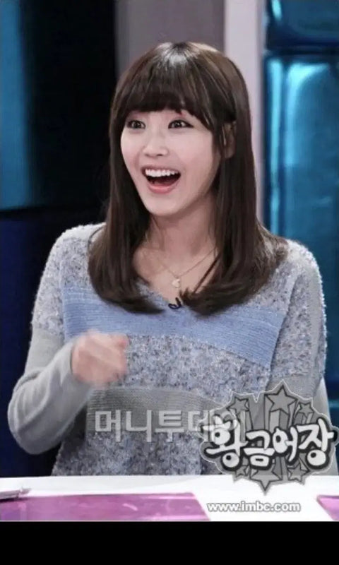 IU BNX V-neck Short Striped Knit T-shirt