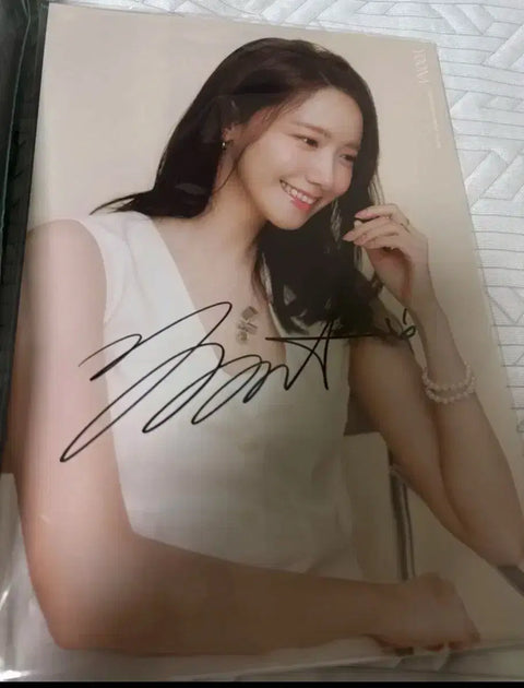 Selling Girls' Generation Yoona's autograph.