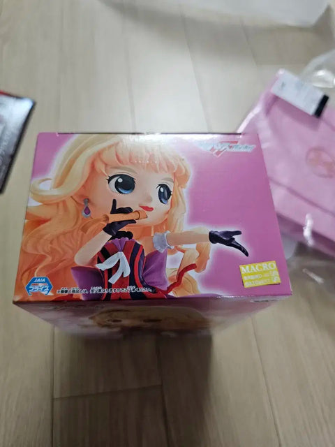 Q Posket Figure