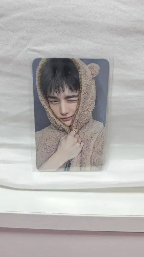 Selling Stray Kids Hyunjin photocard with teddy bear, including pre-listening album.
