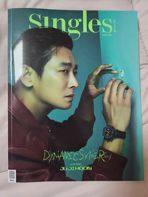 Selling Joo Ji-hoon actor goods as a set.