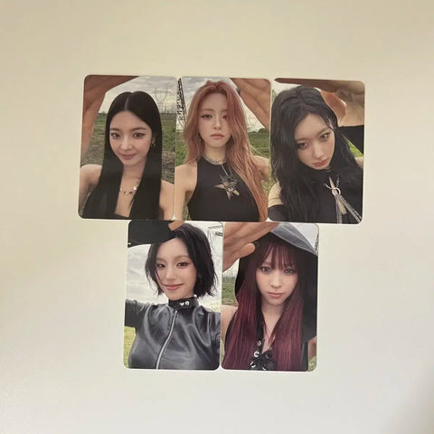 ITZY GWBG album photocard
