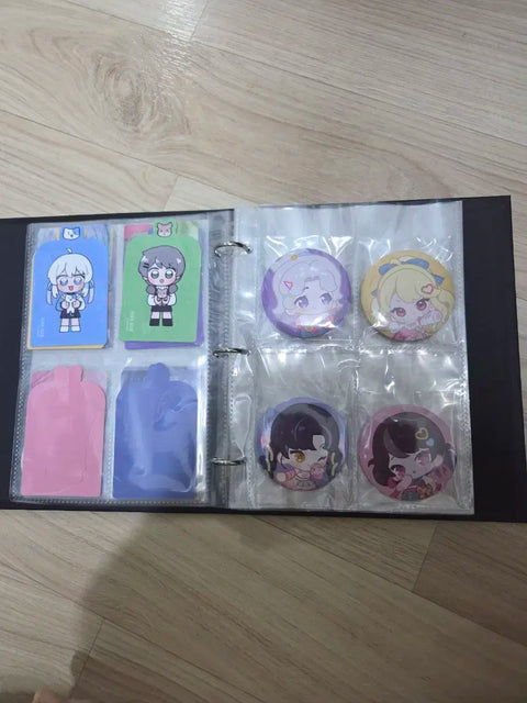 Selling Lee Sedol binder, postcards, bookmark, photo cards A and B, and a can badge set.