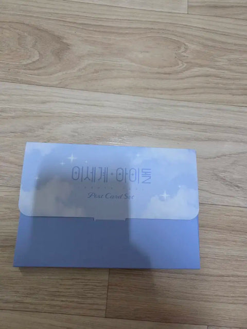 Selling Lee Sedol binder, postcards, bookmark, photo cards A and B, and a can badge set.