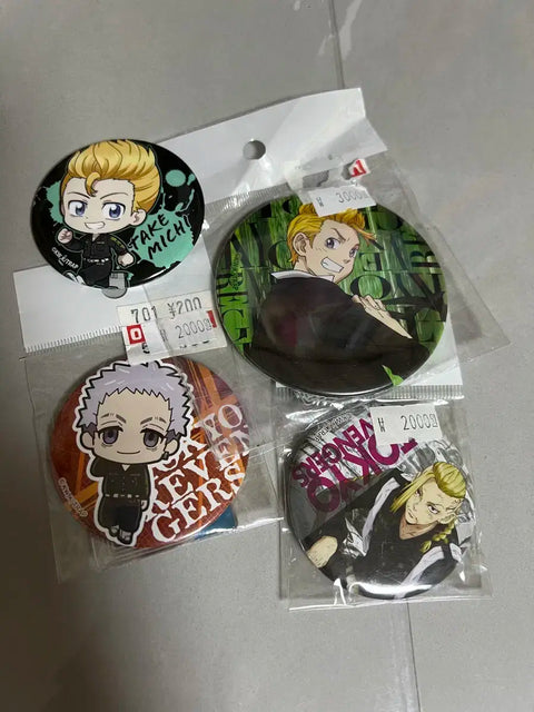 Selling Tokyo Revengers merchandise can badges as a set!